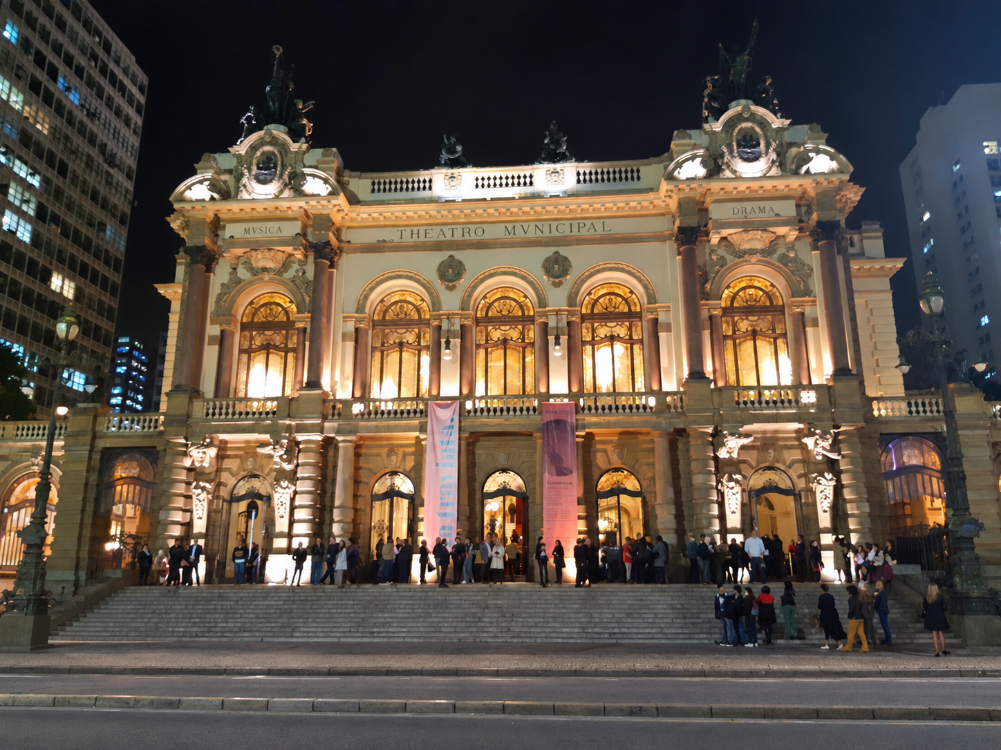 Fachada iluminada do Theatro Municipal de São Paulo